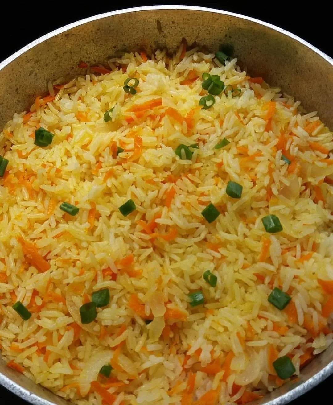Em poucos minutos, ele pode virar bolinhos dourados, arroz de forno, torta salgada, salada refrescante ou até mesmo um delicioso prato único para o jantar. O que parecia apenas uma sobra se transforma em uma nova refeição.