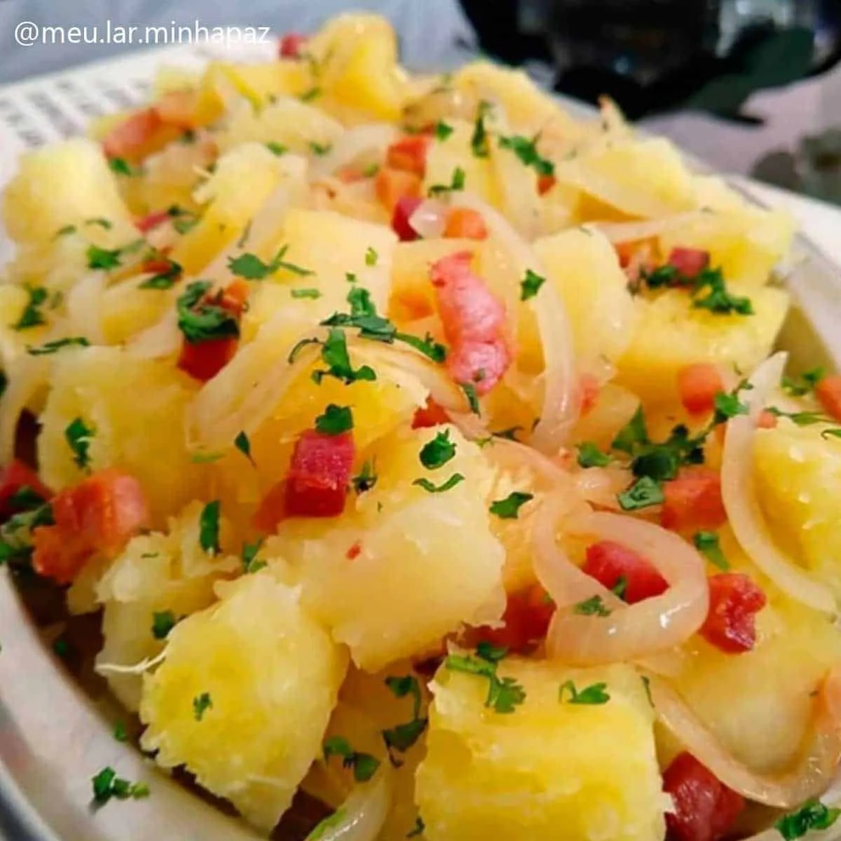 A mandioca é um dos ingredientes mais queridos da culinária brasileira, presente em almoços de família, acompanhamentos de churrasco e diversas receitas regionais. Porém, depois de uma refeição, é comum que algumas porções acabem sobrando na geladeira.