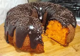 O Bolo de Cenoura Perfeito Para Acompanhar o Café da Tarde: Macio, Fofinho e Com Cobertura Que Derrete na Boca